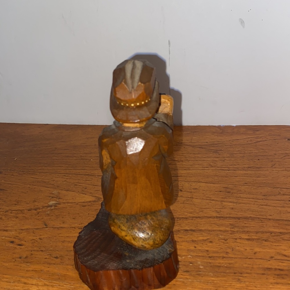 Vintage folk art wooden hand carved man sitting on a rock smoking a pie in suit - Picture 3 of 11